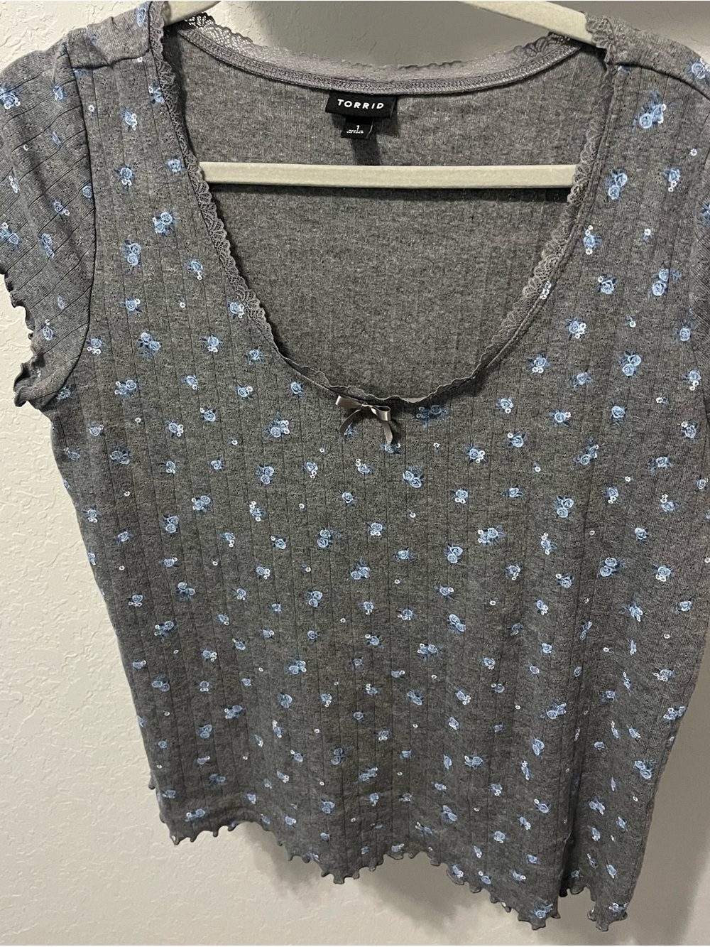 torrid Gray Ribbed Short Sleeve Tee with Light Blue Floral Print